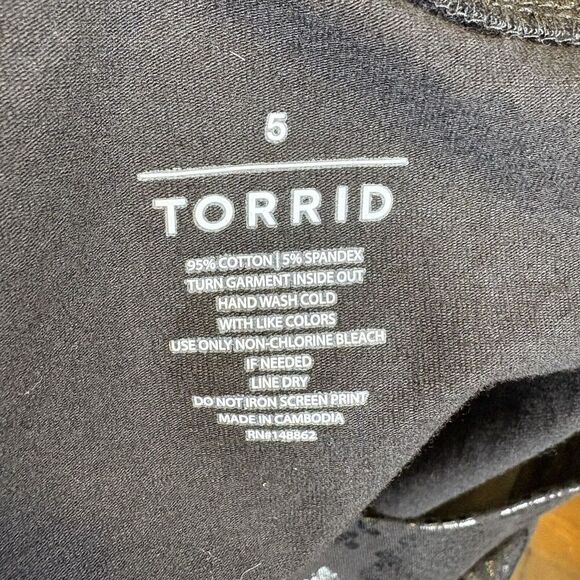 Torrid Womens Faux Snakeskin Black Size 5 (30/32) Leggings Stretch Pull‎ On - Picture 7 of 8